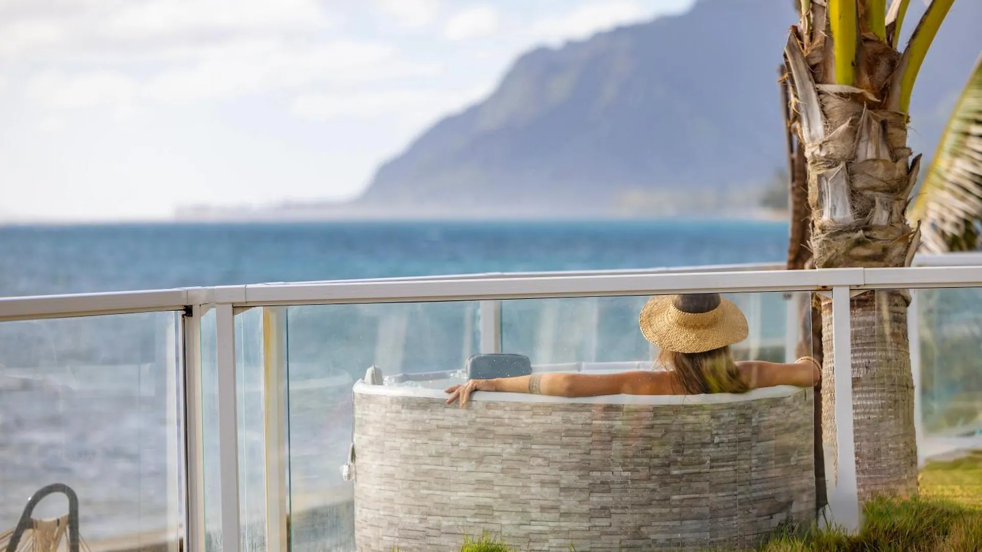 Villa Ethereal Hawaii Beachfront Estate: Private Beach, Jacuzzis & Film Site Punaluu