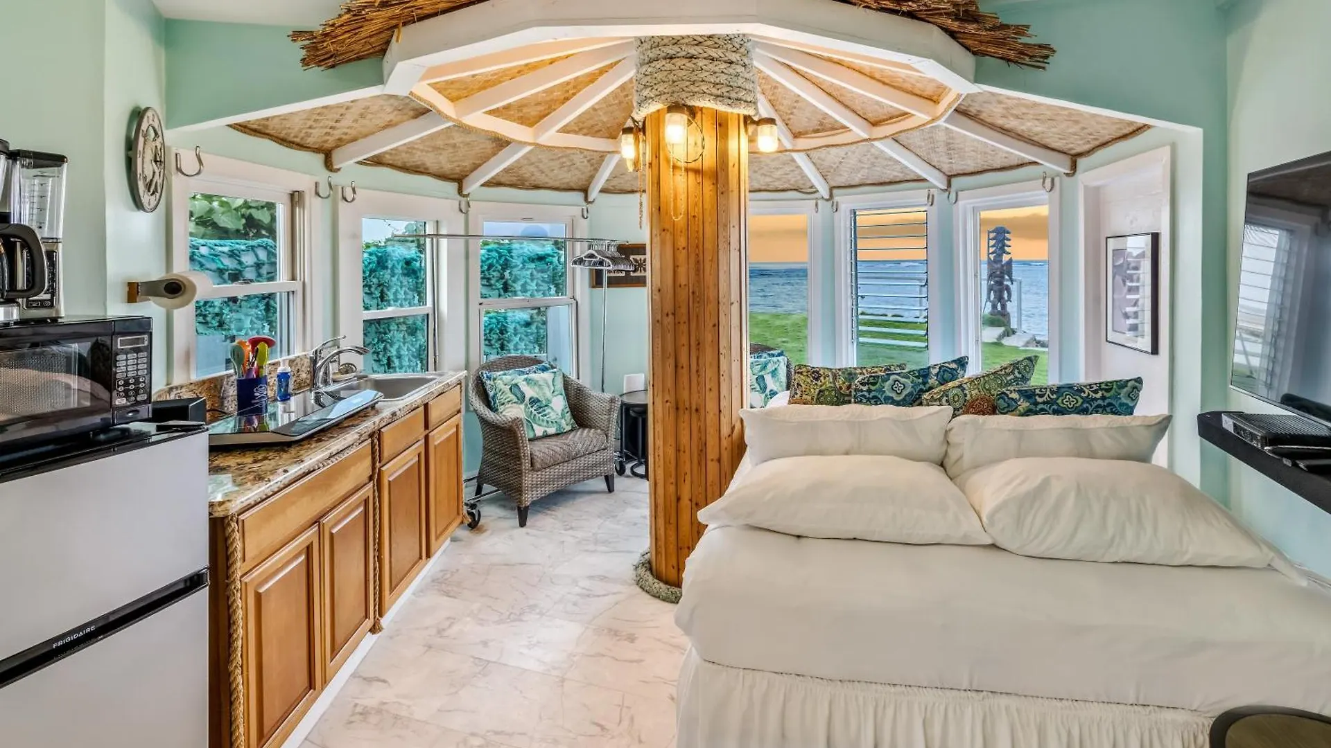 Ethereal Hawaii Beachfront Estate: Private Beach, Jacuzzis & Film Site Punaluu United States