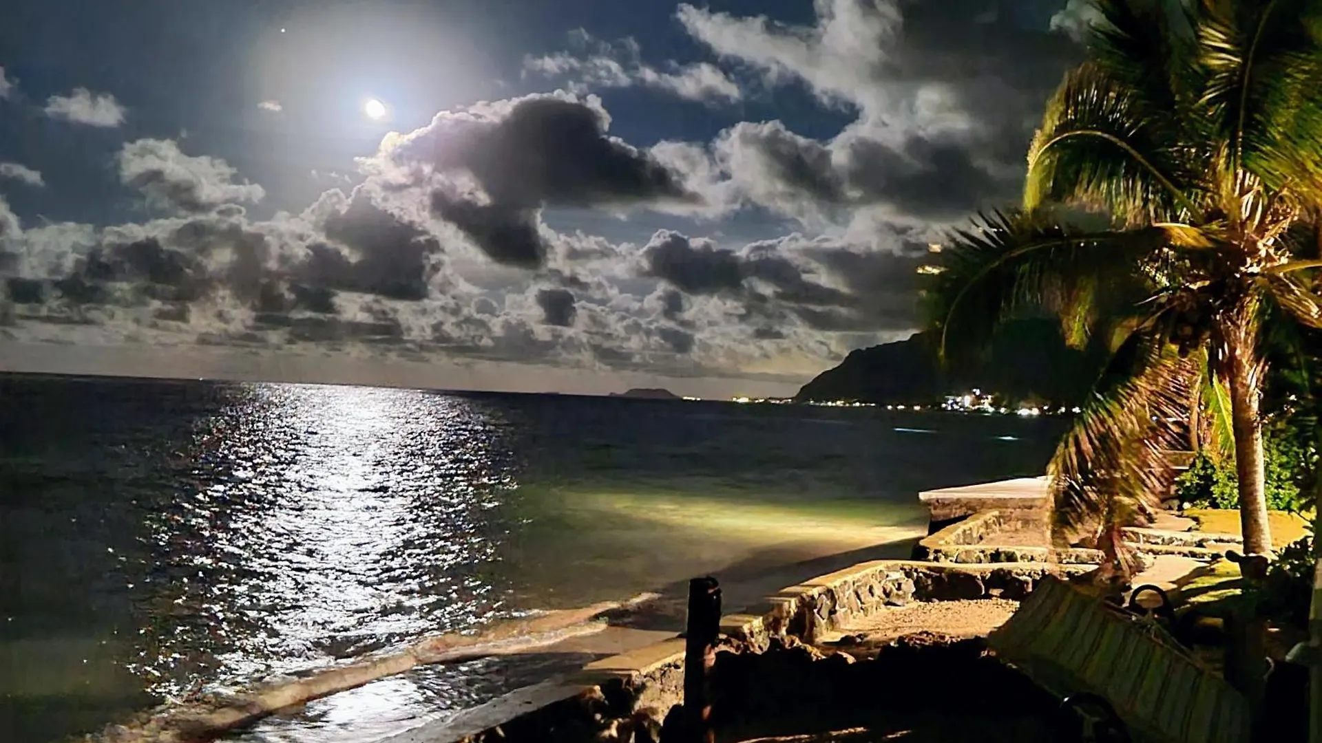 Ethereal Hawaii Beachfront Estate: Private Beach, Jacuzzis & Film Site Punaluu