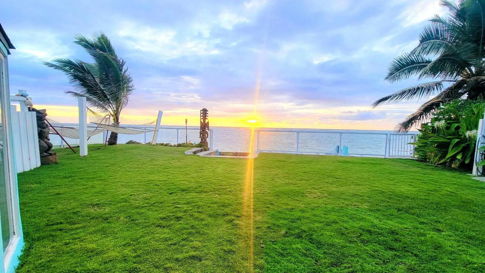 Ethereal Hawaii Beachfront Estate: Private Beach, Jacuzzis & Film Site Punaluu